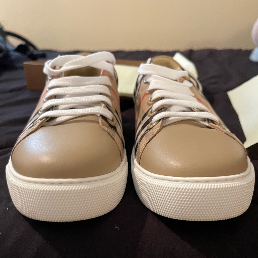 Burberry tennis shoes - worn once - Picture 4 of 7